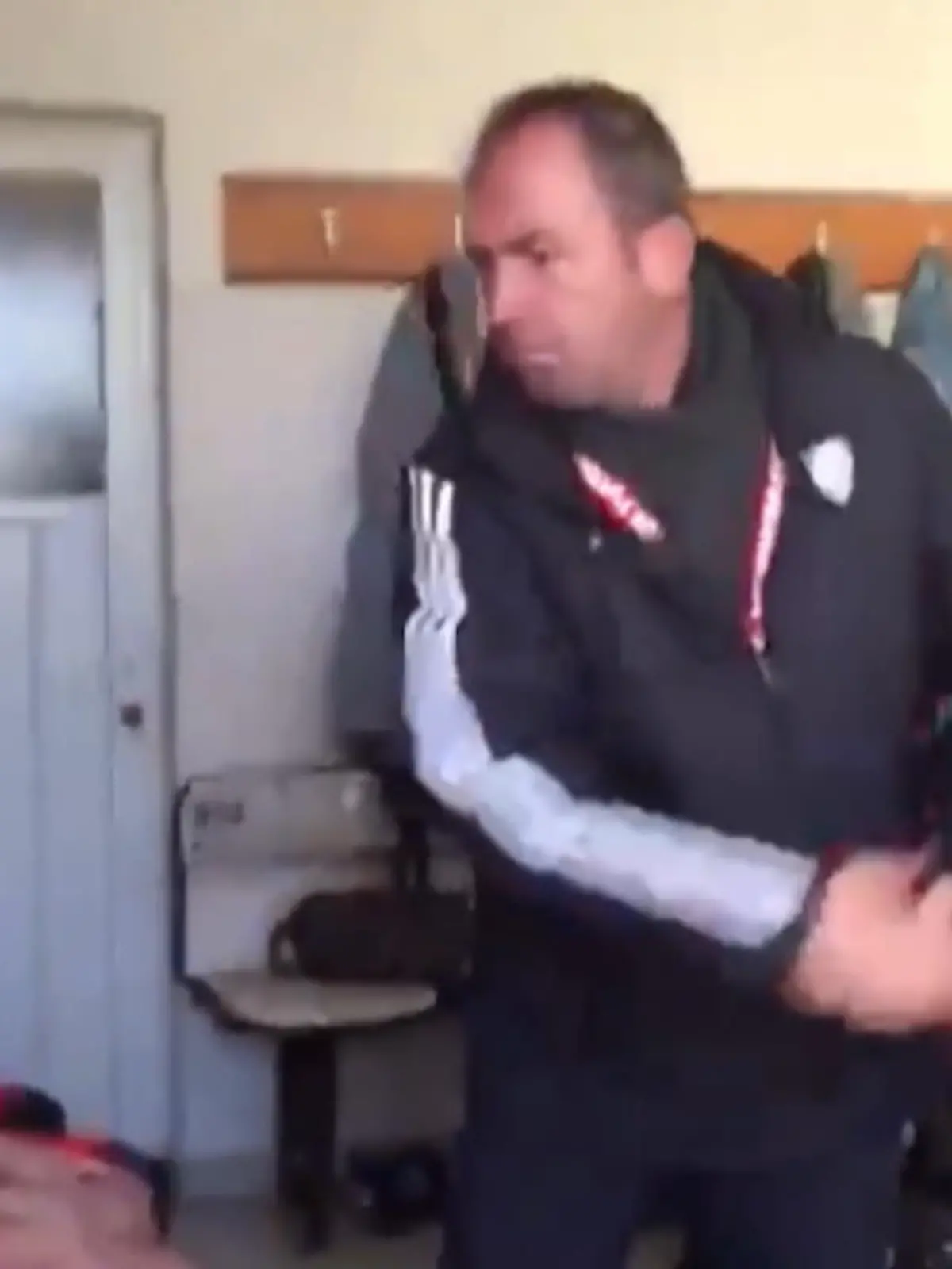 Bild zu: "Trainer ohrfeigt sein ganzes Team"