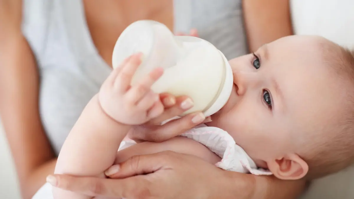 Baby wird gefüttert.