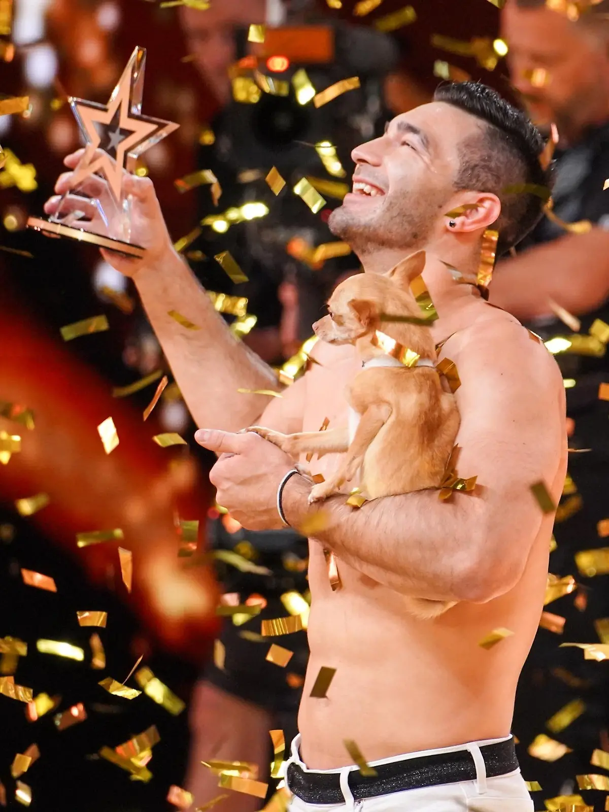 Christian Stoinev kann sein Glück nicht fassen. Jurymitglied Dieter Bohlen hat für ihn und seinen Hund Percy den "Goldenen Buzzer" gedrückt.