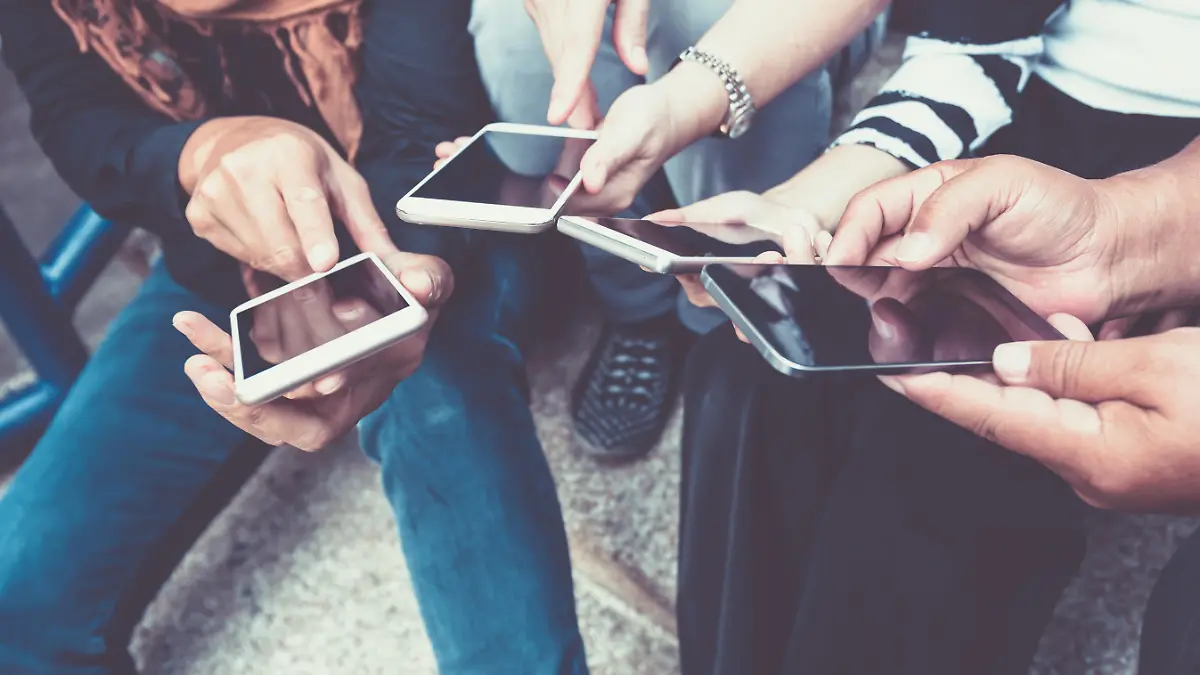 Eine Gruppe Menschen benutzt Smartphones