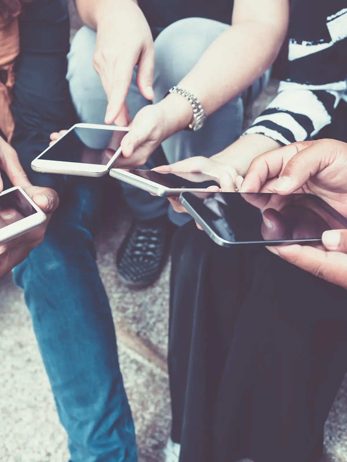 Eine Gruppe Menschen benutzt Smartphones