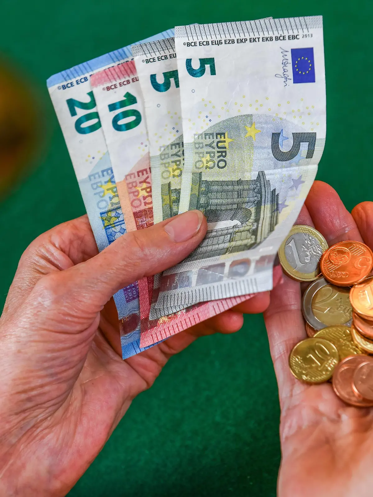 Symbolfoto, Rente, Seniorin, Haende, Geld *** symbol photo pension senior hands money  