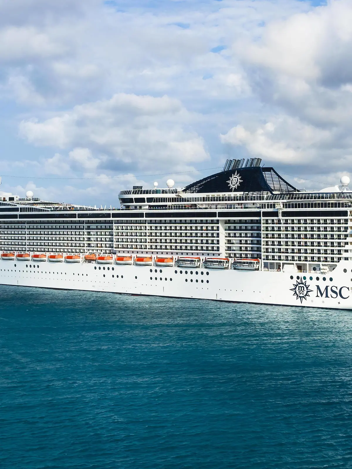 Kreuzfahrtschiff MSC Divina, Ochos Rios, Jamaika, große Antillen, Karibik, Mittelamerika *** Cruise ship MSC Divina Ochos Rios Jamaica Greater Antilles Caribbean Central America Copyright: imageBROKER/MartinxMoxter iblmox04760879.jpg Bitte beachten Sie die gesetzlichen Bestimmungen des deutschen Urheberrechtes hinsichtlich der Namensnennung des Fotografen im direkten Umfeld der Veröffentlichung!