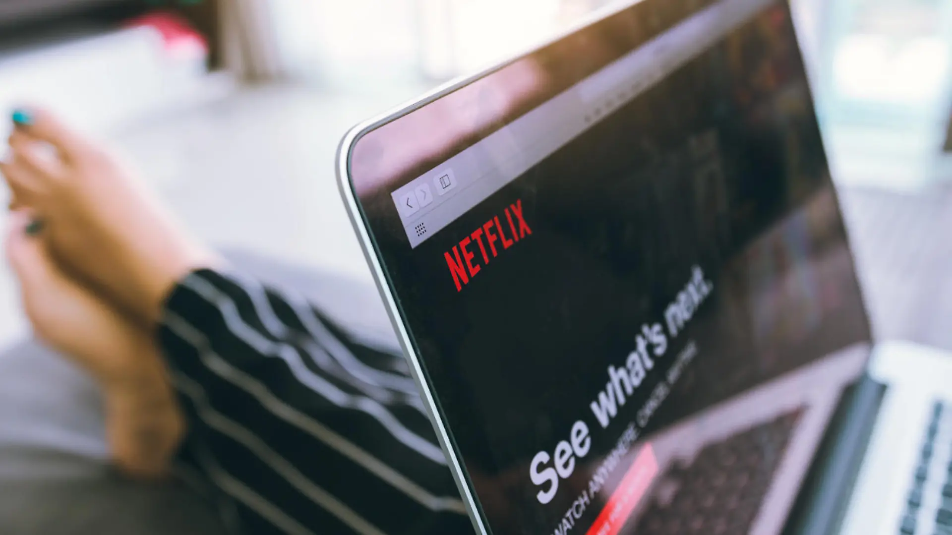 Frau schaut Netflix.