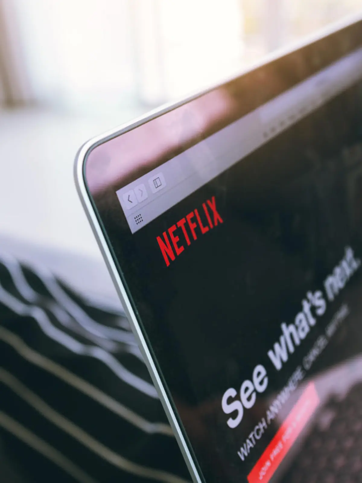 Frau schaut Netflix.