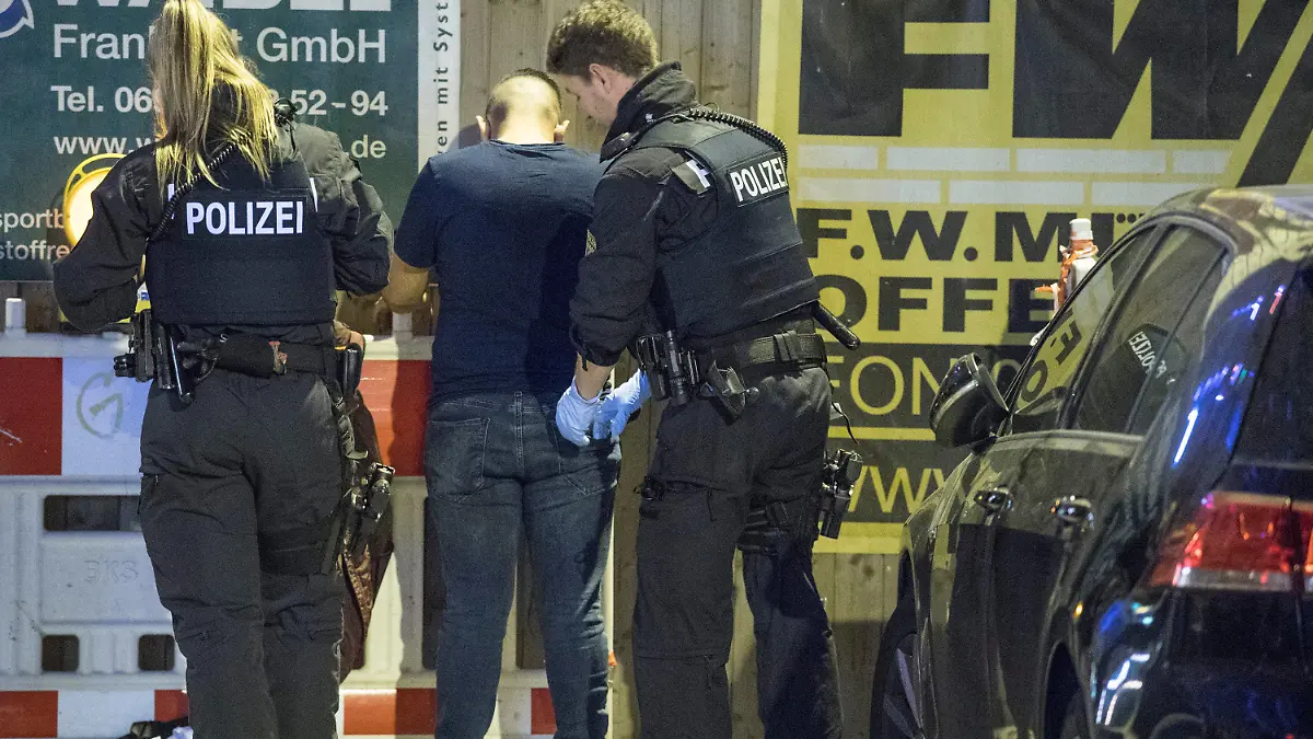 13.09.2018, Hessen, Frankfurt/Main: Polizisten durchsuchen einen Mann nach Drogen und verbotenen Gegenständen. Bei der nach Polizeiangaben bislang größten Razzia im Bahnhofsviertel waren rund 500 Beamte im Einsatz, ganze Straßenzüge wurden abgesperrt, hunderte Verdächtige wurden kontrolliert. Die Straßen- und Drogenkriminalität im Rotlichtbezirk der Mainmetropole stehen seit Jahren im Fokus von Polizei und Kommunalpolitik. Foto: Boris Roessler/dpa +++ dpa-Bildfunk +++