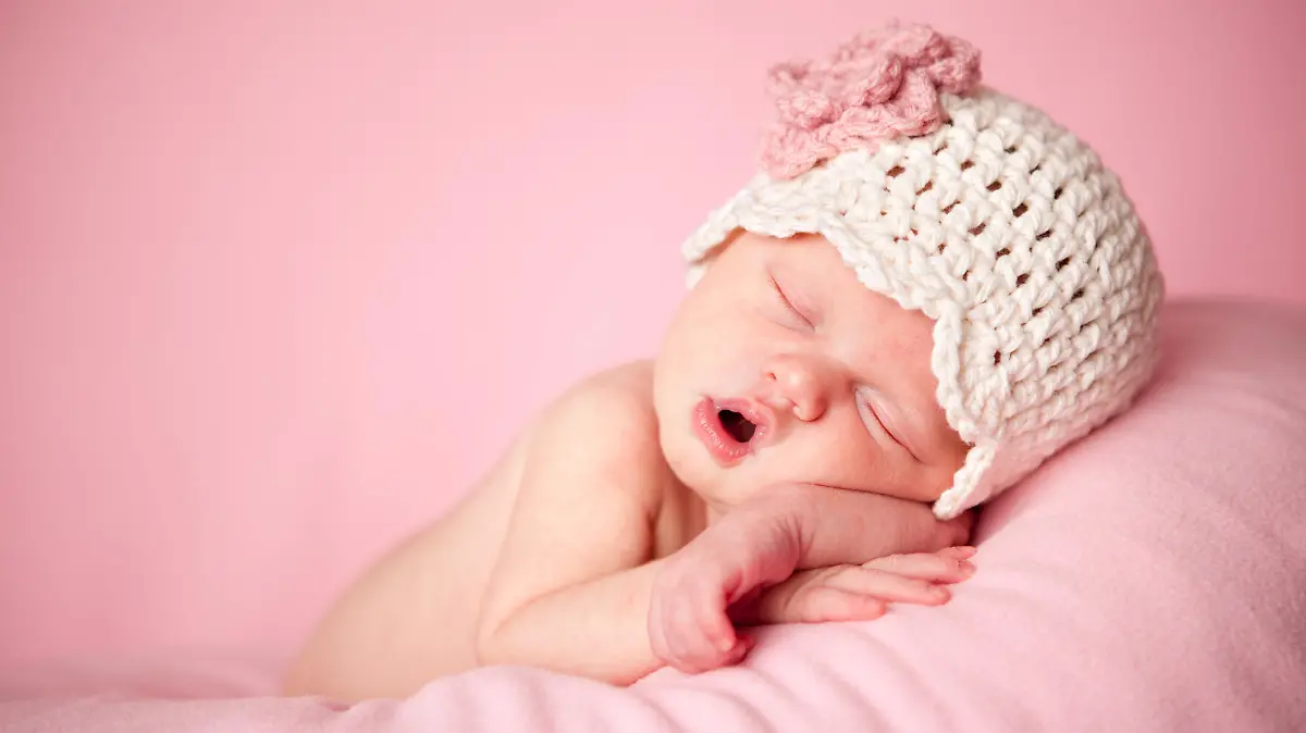 Baby in rosa Kleidung.