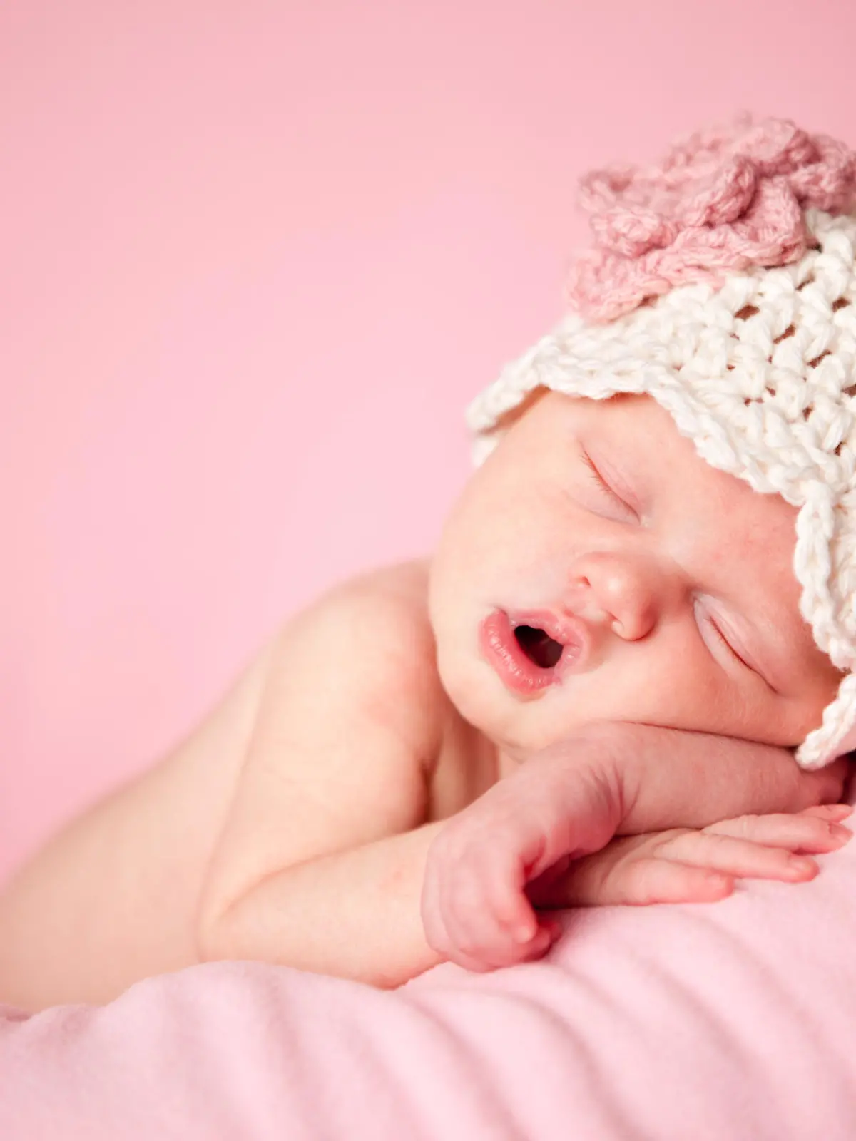 Baby in rosa Kleidung.