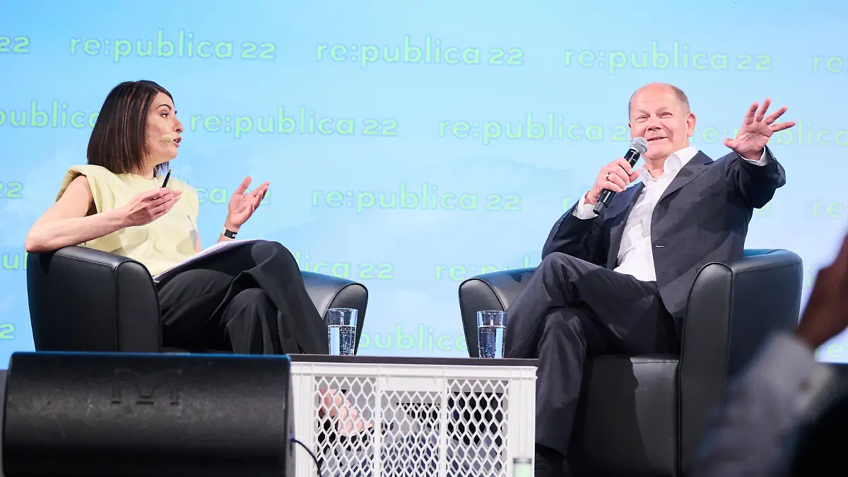 Bundeskanzler Olaf Scholz (SPD) spricht mit Linda Zervakis, Journalistin, Moderatorin und Autorin, auf der re:publica 2022 über Digitalpolitik in der Zeitenwende. In diesem Jahr findet die Internationale Konferenz der digitalen Gesellschaft unter dem Motto „Any Way the Wind Blows“ in der Arena und im Festsaal Kreuzberg statt.