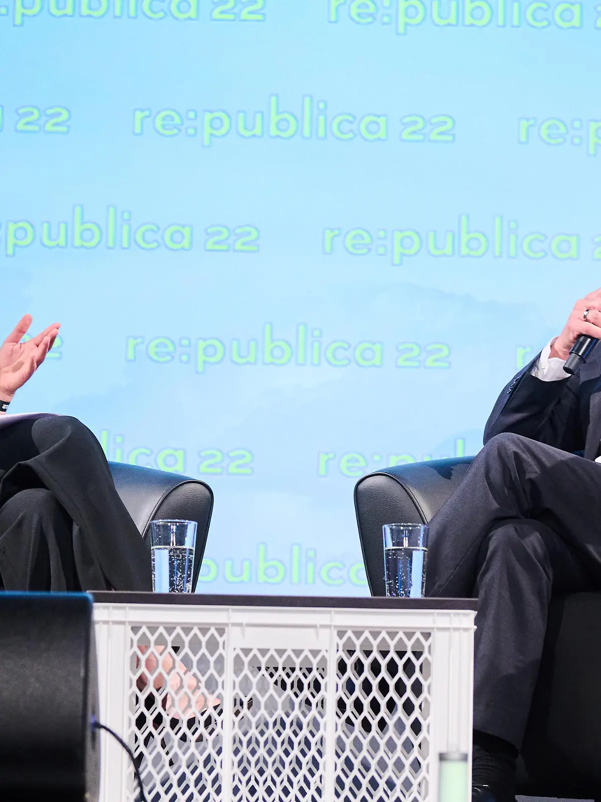 Bundeskanzler Olaf Scholz (SPD) spricht mit Linda Zervakis, Journalistin, Moderatorin und Autorin, auf der re:publica 2022 über Digitalpolitik in der Zeitenwende. In diesem Jahr findet die Internationale Konferenz der digitalen Gesellschaft unter dem Motto „Any Way the Wind Blows“ in der Arena und im Festsaal Kreuzberg statt.