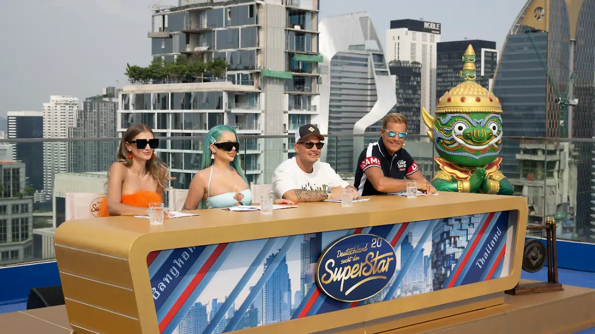Die Jury mit (v.l.) Leony, Katja Krasavice, Pietro Lombardi und Dieter Bohlen auf dem Rooftop des Sindhorn Midtown Hotels in Bangkok, dem ersten Set des Recalls in Thailand.

Die Verwendung des sendungsbezogenen Materials ist nur mit dem Hinweis und Verlinkung auf RTL+ gestattet.