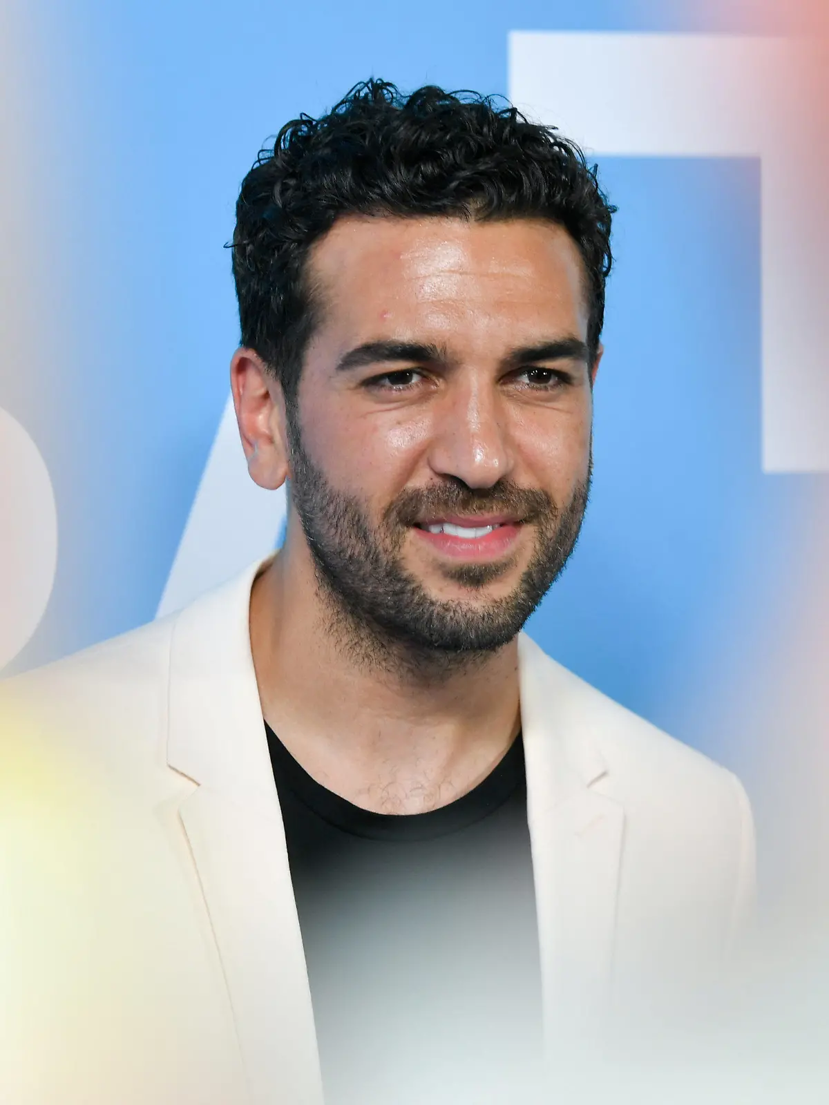 ARCHIV - 25.06.2019, Berlin: Elyas M'Barek, Schauspieler, steht auf dem Produzentenfest der Allianz Deutscher Produzenten - Film und Fernsehen e.V. im Tipi am Kanzleramt. Der Schauspieler möchte nicht alles von sich preisgeben. (Zu dpa: «Elyas M'Barek: Habe sehr wohl viele Geheimnisse») Foto: Jens Kalaene/dpa-Zentralbild/dpa +++ dpa-Bildfunk +++