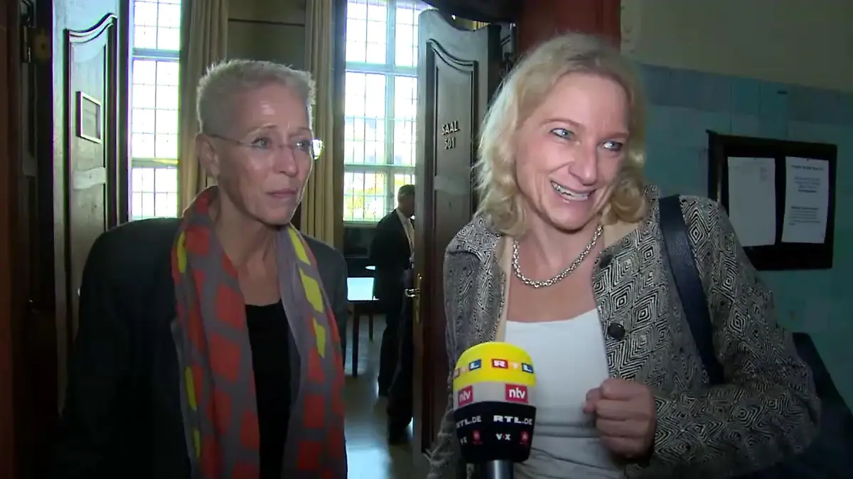 Auch Dr. Babett R. (58) sitzt auf der Anklagebank. Sie ist leitende Oberärztin im Kreißsaal des Klinikums Neukölln.