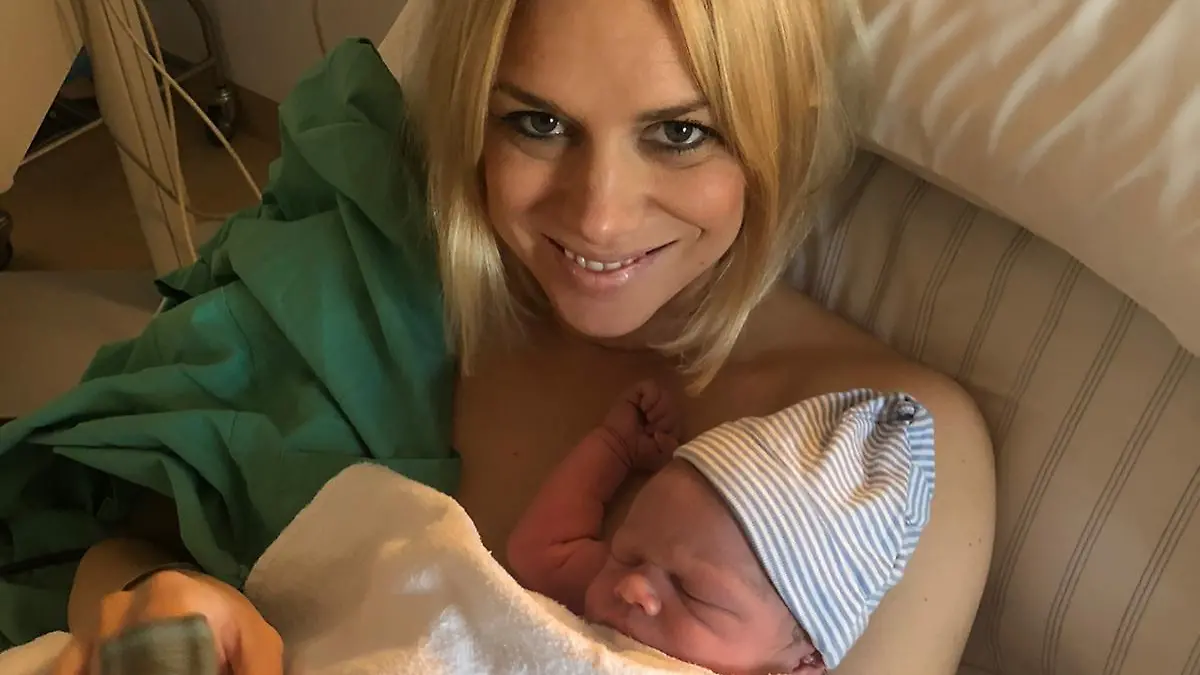 Moderatorin Sandra Kuhn heißt Baby Nummer zwei willkommen.