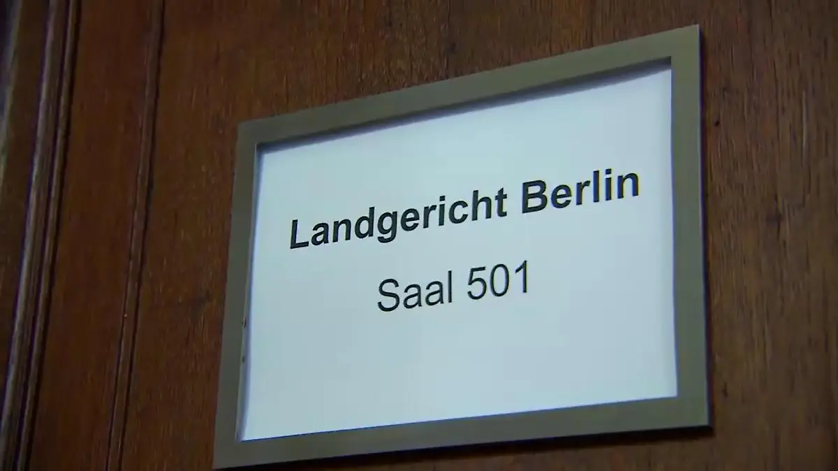 Auf der Anklagebank sitzen zwei Krankenhausärzte, denen die Staatsanwaltschaft Totschlag vorwirft.