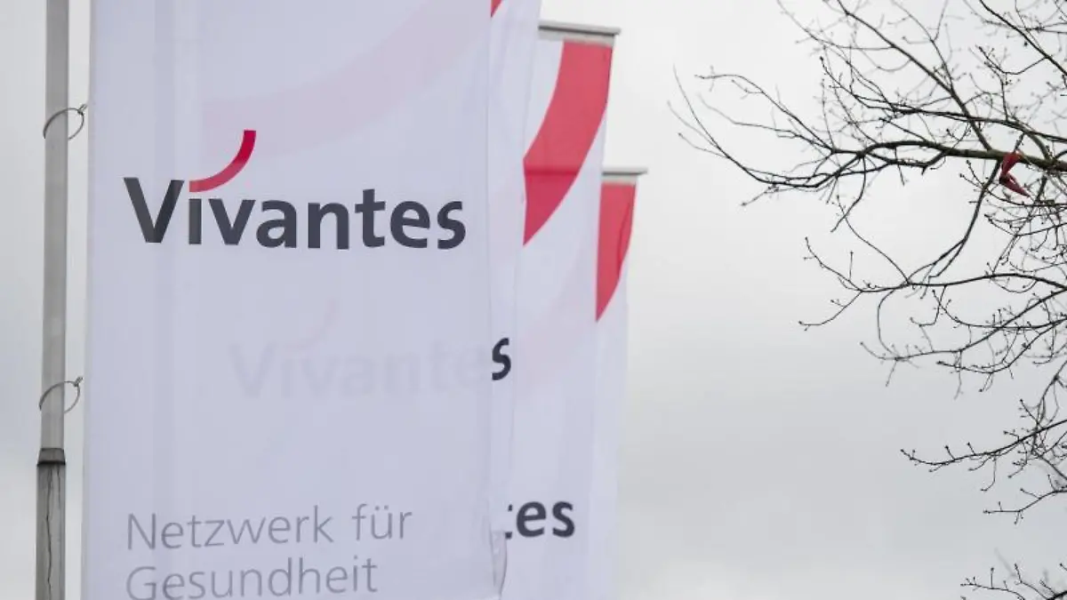 Fahnen vor dem Vivantes Klinikum Neukölln