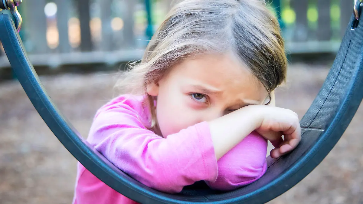 Trauriges Kind auf Spielplatz