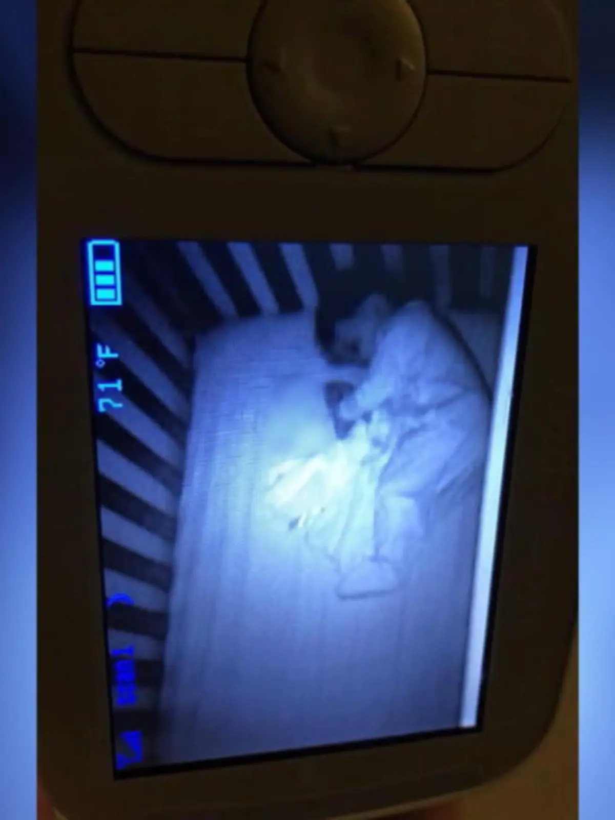 Bild zu: "Kuschelt dieses Baby mit einem Geist?!"