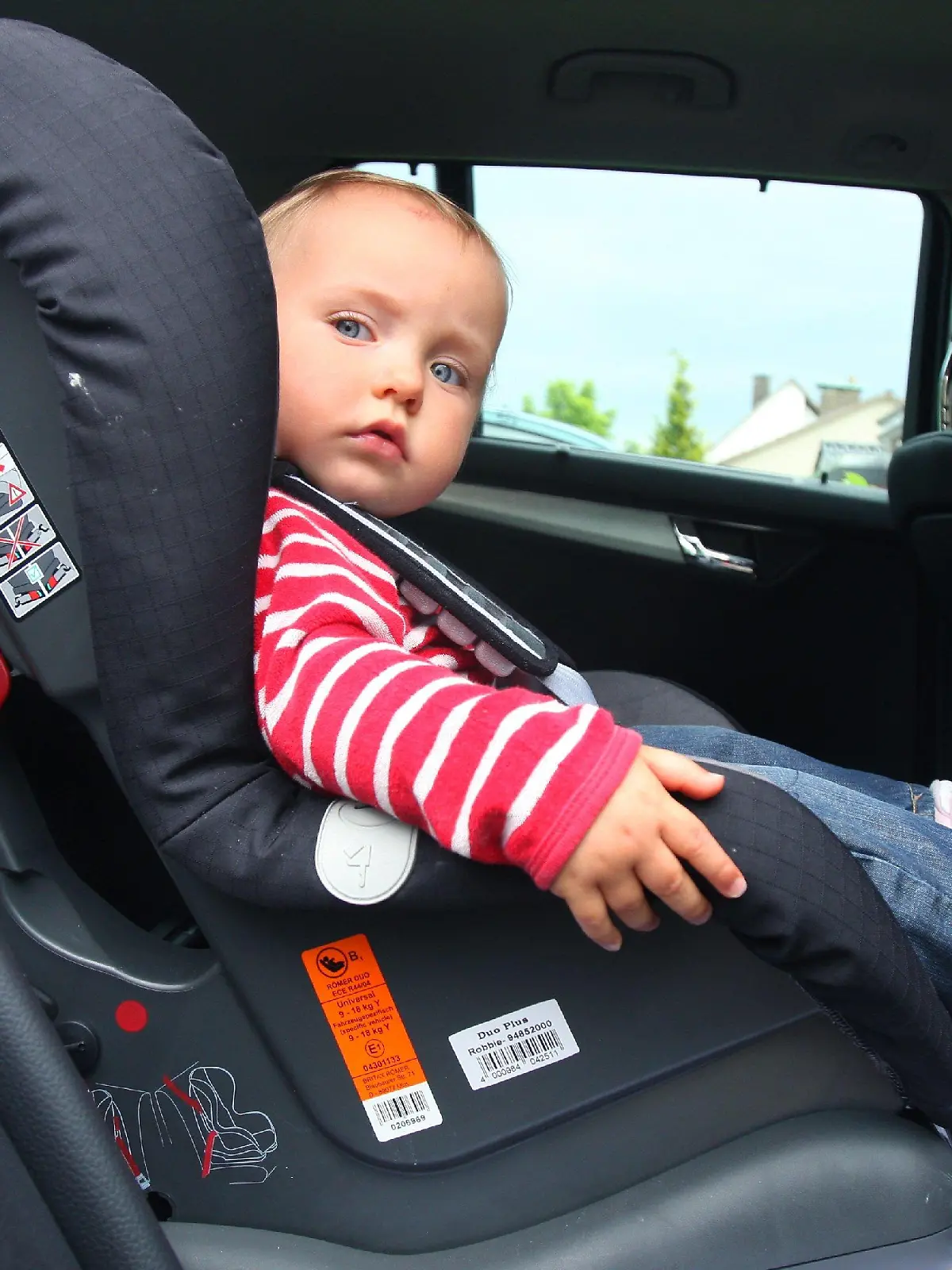 ARCHIV - Die kleine Julie-Marie (1) sitzt in ihrem Autokindersitz, aufgenommen am 19.06.2008 in Osterode am Harz. Bei der Sicherheit von Auto-Kindersitzen sieht der ADAC bei einigen Herstellern noch erheblichen Nachholbedarf. Denn bei einem gemeinsamen Test des Autoclubs und der Stiftung Warentest fielen vier von 22 geprüften Kindersitzen mit der Gesamtnote «mangelhaft» glatt durch.  Foto: Frank May  dpa (zu dpa-KORR: "Sicherheitsmängel bei Auto-Kindersitzen" vom 26.05.2009) +++(c) dpa - Bildfunk+++