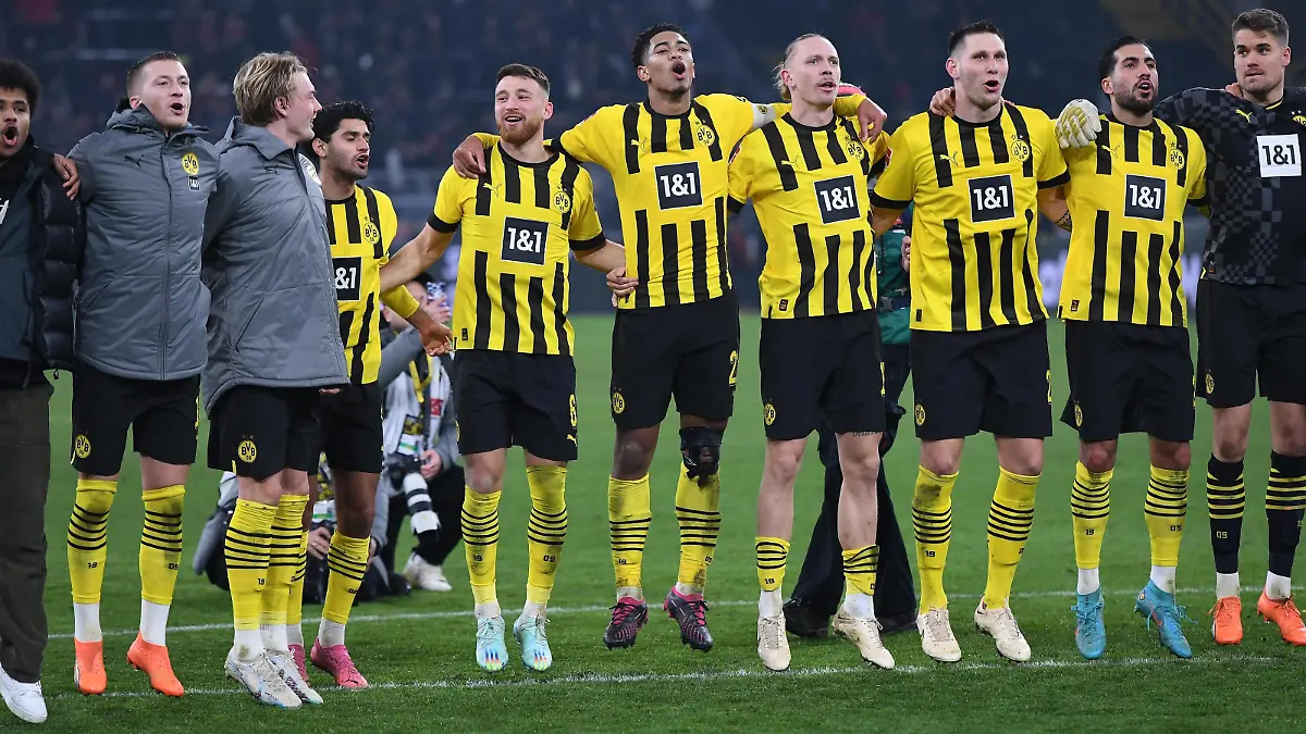Fußball 1. Bundesliga 23. Spieltag Borussia Dortmund - RB Leipzig am 03.03.2023 im Signal Iduna Park in Dortmund Dortmund Spieler feiern den Sieg mit den Fans V.l.n.r.: Marco Reus Dortmund , Julian Brandt Dortmund , Mahmoud Dahoud Dortmund , Salih Özcan Dortmund , Jude Bellingham Dortmund , Julian Brandt Dortmund , Niklas Süle Dortmund , 3d DFL regulations prohibit any use of photographs as image sequences and/or quasi-video. *** Soccer 1 Bundesliga 23 Matchday Borussia Dortmund RB Leipzig on 03 03 2023 at Signal Iduna Park in Dortmund Dortmund Dortmund players celebrate victory with fans V l n r Marco Reus Dortmund , Julian Brandt Dortmund , Mahmoud Dahoud Dortmund , Salih Özcan Dortmund , Jude Bellingham Dortmund , Julian Brandt Dortmund , Niklas Süle Dortmund , 3d DFL regulations prohibit any use of photographs as image sequences and or quasi video xHDx