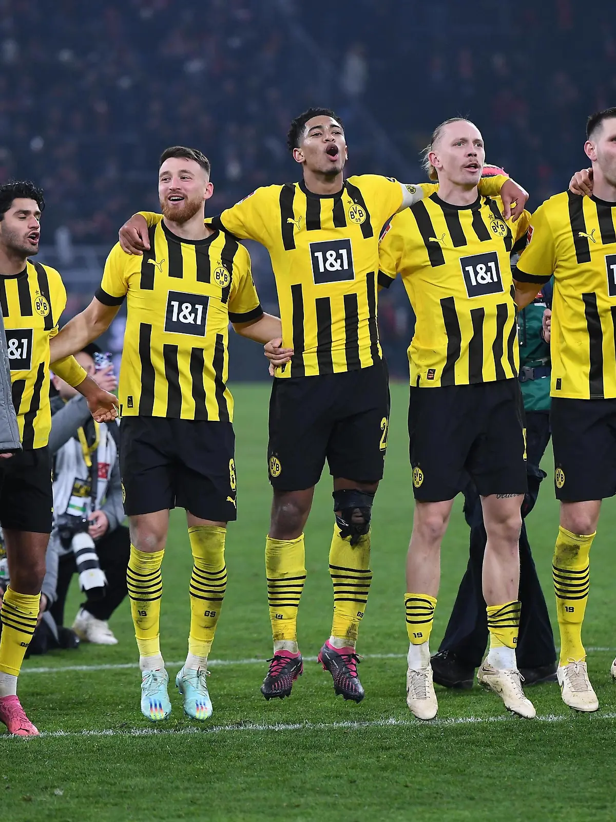 Fußball 1. Bundesliga 23. Spieltag Borussia Dortmund - RB Leipzig am 03.03.2023 im Signal Iduna Park in Dortmund Dortmund Spieler feiern den Sieg mit den Fans V.l.n.r.: Marco Reus  Dortmund , Julian Brandt  Dortmund , Mahmoud Dahoud  Dortmund , Salih Özcan  Dortmund , Jude Bellingham  Dortmund , Julian Brandt  Dortmund , Niklas Süle  Dortmund , 3d DFL regulations prohibit any use of photographs as image sequences and/or quasi-video. *** Soccer 1 Bundesliga 23 Matchday Borussia Dortmund RB Leipzig on 03 03 2023 at Signal Iduna Park in Dortmund Dortmund Dortmund players celebrate victory with fans V l n r Marco Reus Dortmund , Julian Brandt Dortmund , Mahmoud Dahoud Dortmund , Salih Özcan Dortmund , Jude Bellingham Dortmund , Julian Brandt Dortmund , Niklas Süle Dortmund , 3d DFL regulations prohibit any use of photographs as image sequences and or quasi video xHDx