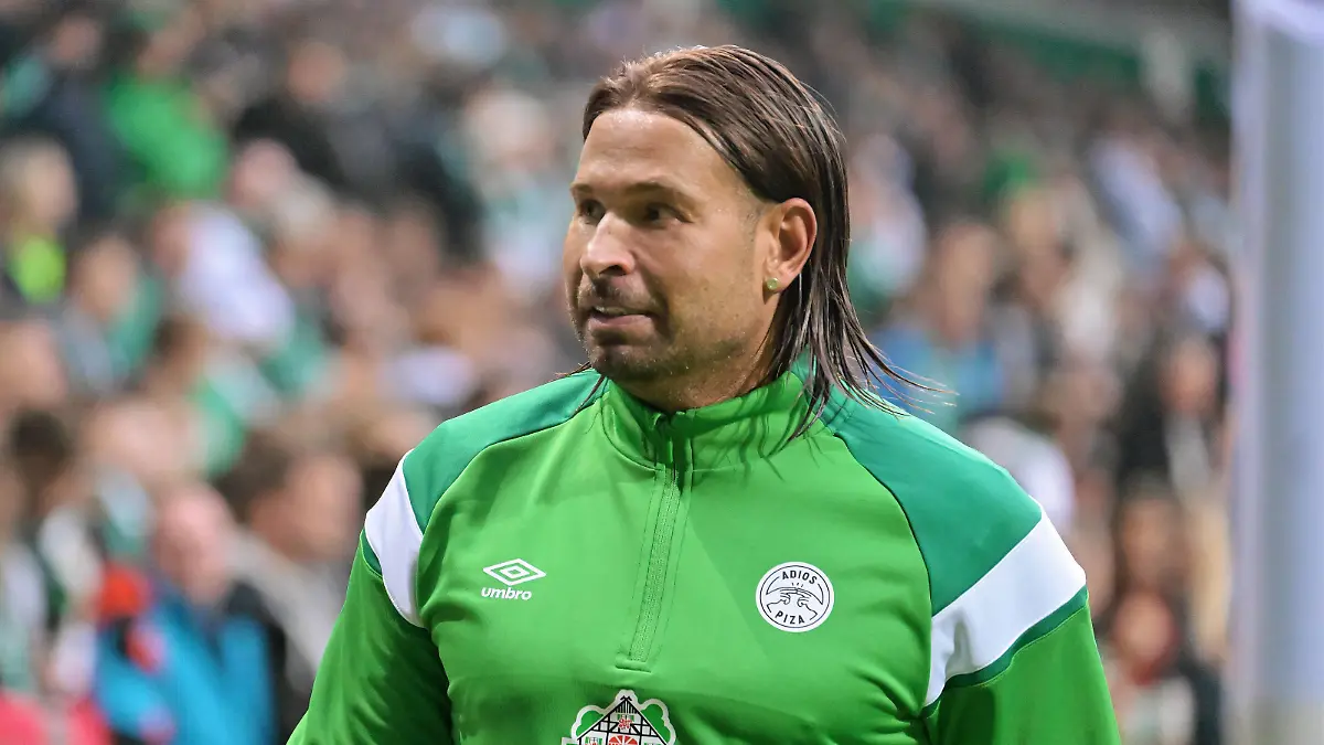 GER, Ciao Pizarro - Claudios Amiogs vs FC Bayern Legends / 24.09.2022, wohninvest Weserstadion, Bremen, GER, Ciao Pizarro - Claudios Amiogs vs FC Bayern Legends im Bild / picture shows Torwart Tim Wiese 01 Werder Bremen *** GER, Ciao Pizarro Claudios Amiogs vs FC Bayern Legends 24 09 2022, wohninvest Weserstadion, Bremen, GER, Ciao Pizarro Claudios Amiogs vs FC Bayern Legends in picture shows goalkeeper Tim Wiese 01 Werder Bremen nordphotoxGmbHx/xKokenge nph00001