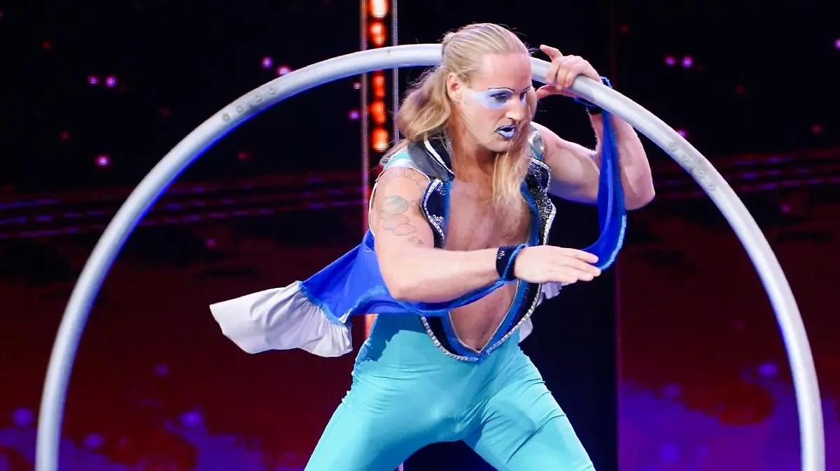 Zachary Washer aus Berlin präsentiert eine Comedy Perforrmance mit dem Cyr-Rad.