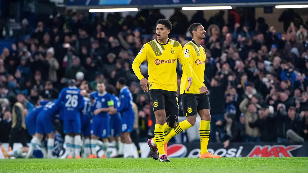 Jude Bellingham Borussia Dortmund, 22 motiviert sein Team, daneben Sebastien Haller Borussia Dortmund, 09, dahinter Torjubel Chelsea, UK, FC Chelsea London vs. Borussia Dortmund, Fussball UEFA Champions League, Achtelfinale Rueckspiel, Spielzeit 2022/2023, 07.03.2023 UK, FC Chelsea London vs. Borussia Dortmund, UEFA Champions League, Achtelfinale Rueckspiel, Spielzeit 2022/2023, 07.03.2023 London *** Jude Bellingham Borussia Dortmund, 22 motivates his team, next to him Sebastien Haller Borussia Dortmund, 09 , behind him goal celebration Chelsea, UK, FC Chelsea London vs Borussia Dortmund, football UEFA Champions League, round of 16 second leg, season 2022 2023, 07 03 2023 UK, FC Chelsea London vs Borussia Dortmund, UEFA Champions League, round of 16 second leg, season 2022 2023, 07 03 2023 London Copyright: xEibner-Pressefoto/Memmlerx EP_MMR