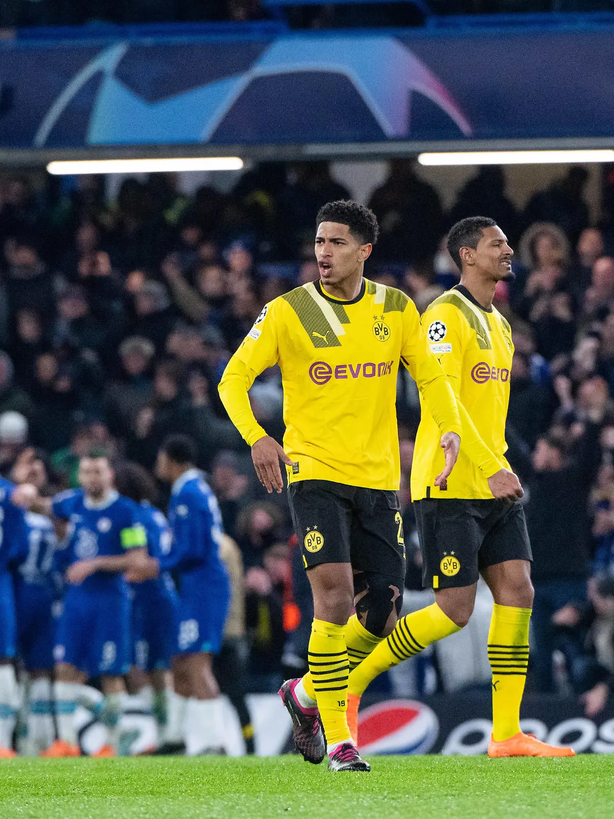 Jude Bellingham Borussia Dortmund, 22 motiviert sein Team, daneben Sebastien Haller Borussia Dortmund, 09, dahinter Torjubel Chelsea, UK, FC Chelsea London vs. Borussia Dortmund, Fussball UEFA Champions League, Achtelfinale Rueckspiel, Spielzeit 2022/2023, 07.03.2023 UK, FC Chelsea London vs. Borussia Dortmund, UEFA Champions League, Achtelfinale Rueckspiel, Spielzeit 2022/2023, 07.03.2023 London *** Jude Bellingham Borussia Dortmund, 22 motivates his team, next to him Sebastien Haller Borussia Dortmund, 09 , behind him goal celebration Chelsea, UK, FC Chelsea London vs Borussia Dortmund, football UEFA Champions League, round of 16 second leg, season 2022 2023, 07 03 2023 UK, FC Chelsea London vs Borussia Dortmund, UEFA Champions League, round of 16 second leg, season 2022 2023, 07 03 2023 London Copyright: xEibner-Pressefoto/Memmlerx EP_MMR