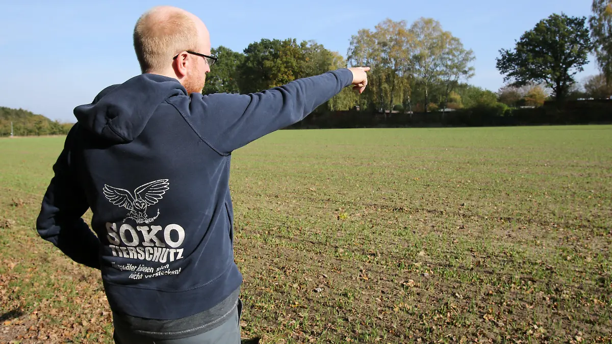 15.10.2019, Niedersachsen, Mienenbüttel: Friedrich Mülln, Vorstand und Gründer der Soko Tierschutz, zeigt auf das LPT-Labor in Mienenbüttel. Nach Hinweisen auf schwere Tierschutzverstöße nehmen die niedersächsischen Behörden ein Tierversuchslabor in Mienenbüttel nahe Hamburg genau unter die Lupe. Veterinäre hätten die Versuchsanstalt der Hamburger Firma LPT am Dienstag kontrolliert, teilte der Landkreis Harburg in Winsen mit. Foto: Bodo Marks/dpa +++ dpa-Bildfunk +++