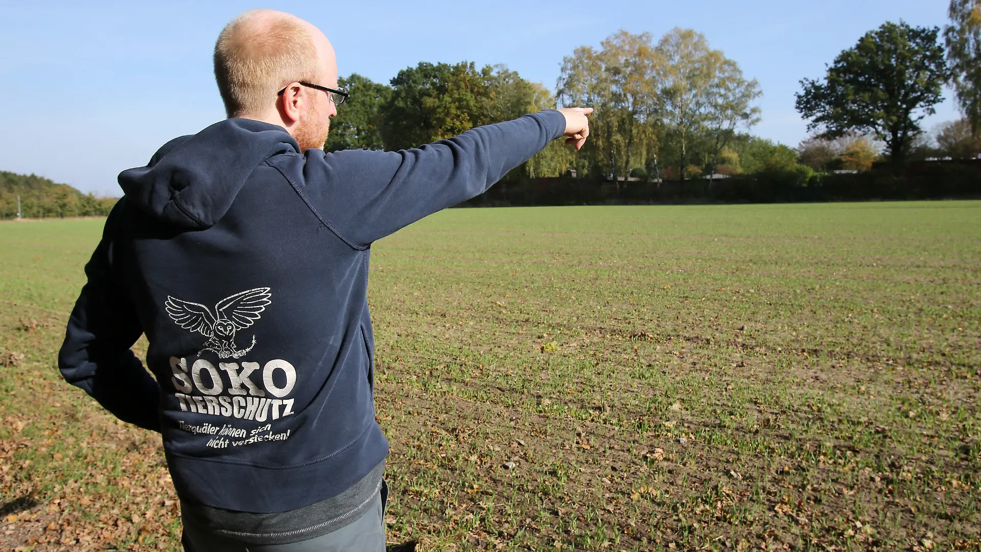 15.10.2019, Niedersachsen, Mienenbüttel: Friedrich Mülln, Vorstand und Gründer der Soko Tierschutz, zeigt auf das LPT-Labor in Mienenbüttel. Nach Hinweisen auf schwere Tierschutzverstöße nehmen die niedersächsischen Behörden ein Tierversuchslabor in Mienenbüttel nahe Hamburg genau unter die Lupe. Veterinäre hätten die Versuchsanstalt der Hamburger Firma LPT am Dienstag kontrolliert, teilte der Landkreis Harburg in Winsen mit. Foto: Bodo Marks/dpa +++ dpa-Bildfunk +++