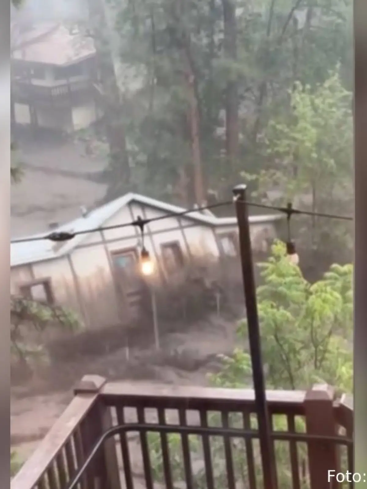 Bild zu: "Drei Tote bei Sturzflut in New Mexico – Wassermaßen reißen Haus weg "