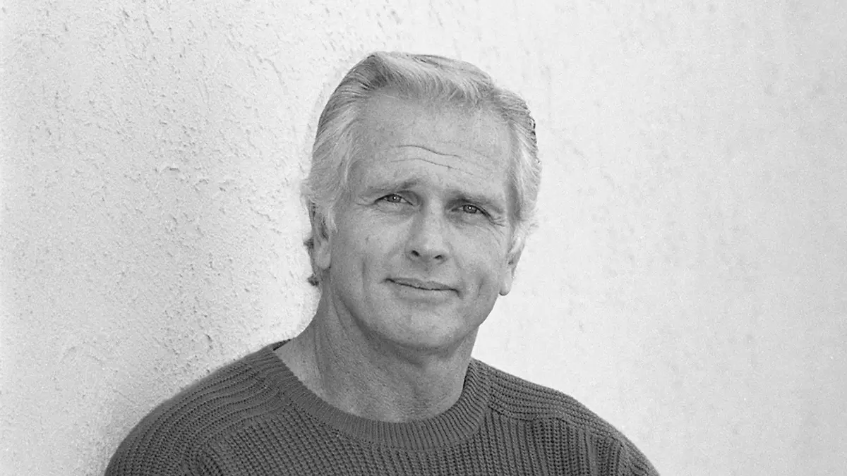 ARCHIV - 28.12.1987, USA, Los Angeles: Der ehemalige «Tarzan»-Darsteller Ron Ely während eines Interviews. Nach einem blutigen Gewaltverbrechen im Haus des früheren «Tarzan»-Darstellers sind dessen Ehefrau und sein Sohn tot. Foto: Reed Saxon/AP/dpa +++ dpa-Bildfunk +++