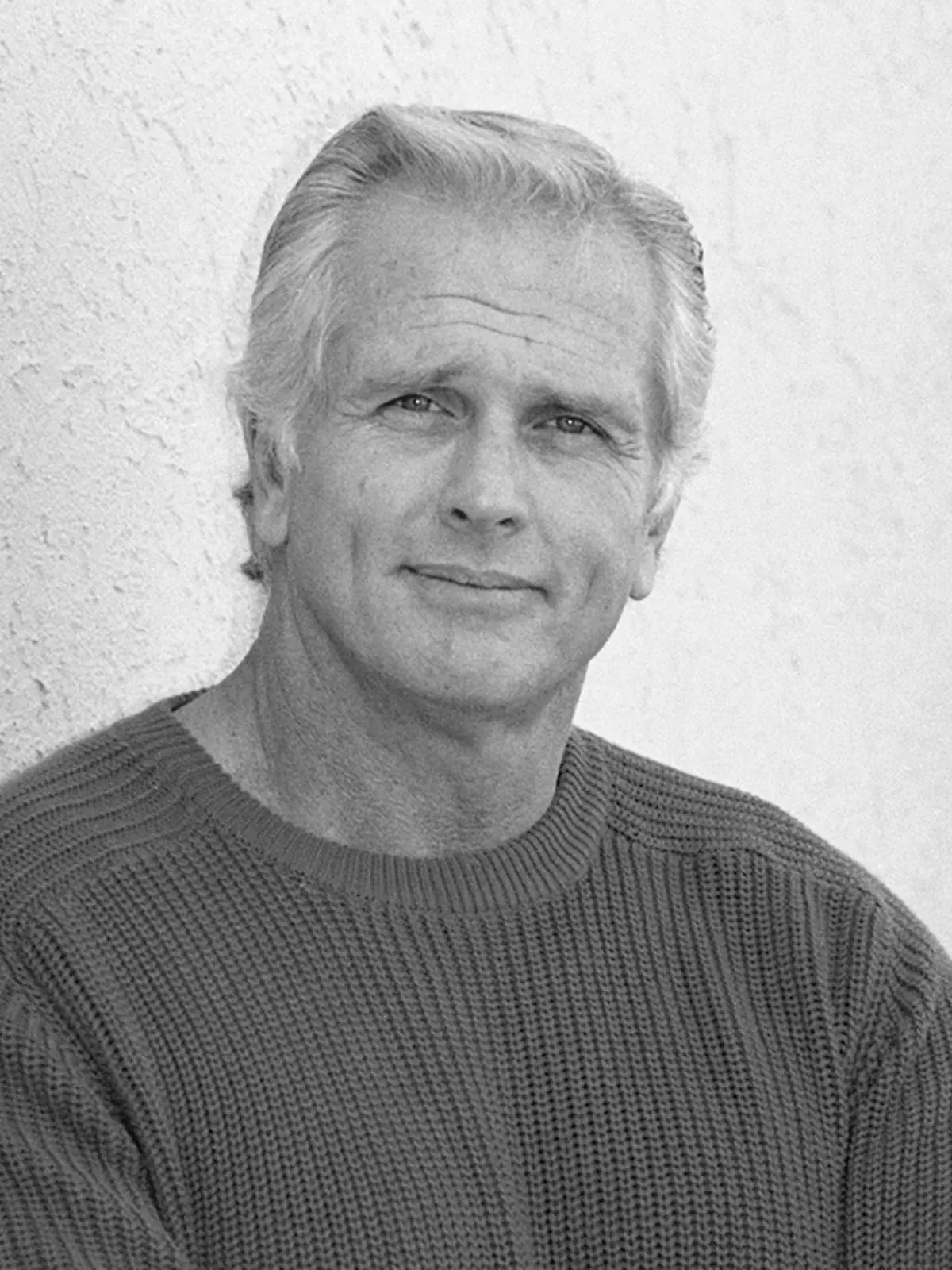 ARCHIV - 28.12.1987, USA, Los Angeles: Der ehemalige «Tarzan»-Darsteller Ron Ely während eines Interviews. Nach einem blutigen Gewaltverbrechen im Haus des früheren «Tarzan»-Darstellers sind dessen Ehefrau und sein Sohn tot. Foto: Reed Saxon/AP/dpa +++ dpa-Bildfunk +++
