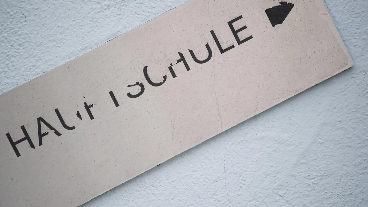 ARCHIV - 16.05.2018, Baden-Württemberg, Plochingen: Ein lädiertes Schild der Grund- und Werkrealschule Plochingen mit der Aufschrift «Hauptschule». Jahr für Jahr beenden in Baden-Württemberg Tausende Jugendliche die Schule, ohne zumindest den Hauptschulabschluss zu bekommen (zu dpa «Tausende Jugendliche in Baden-Württemberg ohne Schulabschluss») Foto: Marijan Murat/dpa +++ dpa-Bildfunk +++