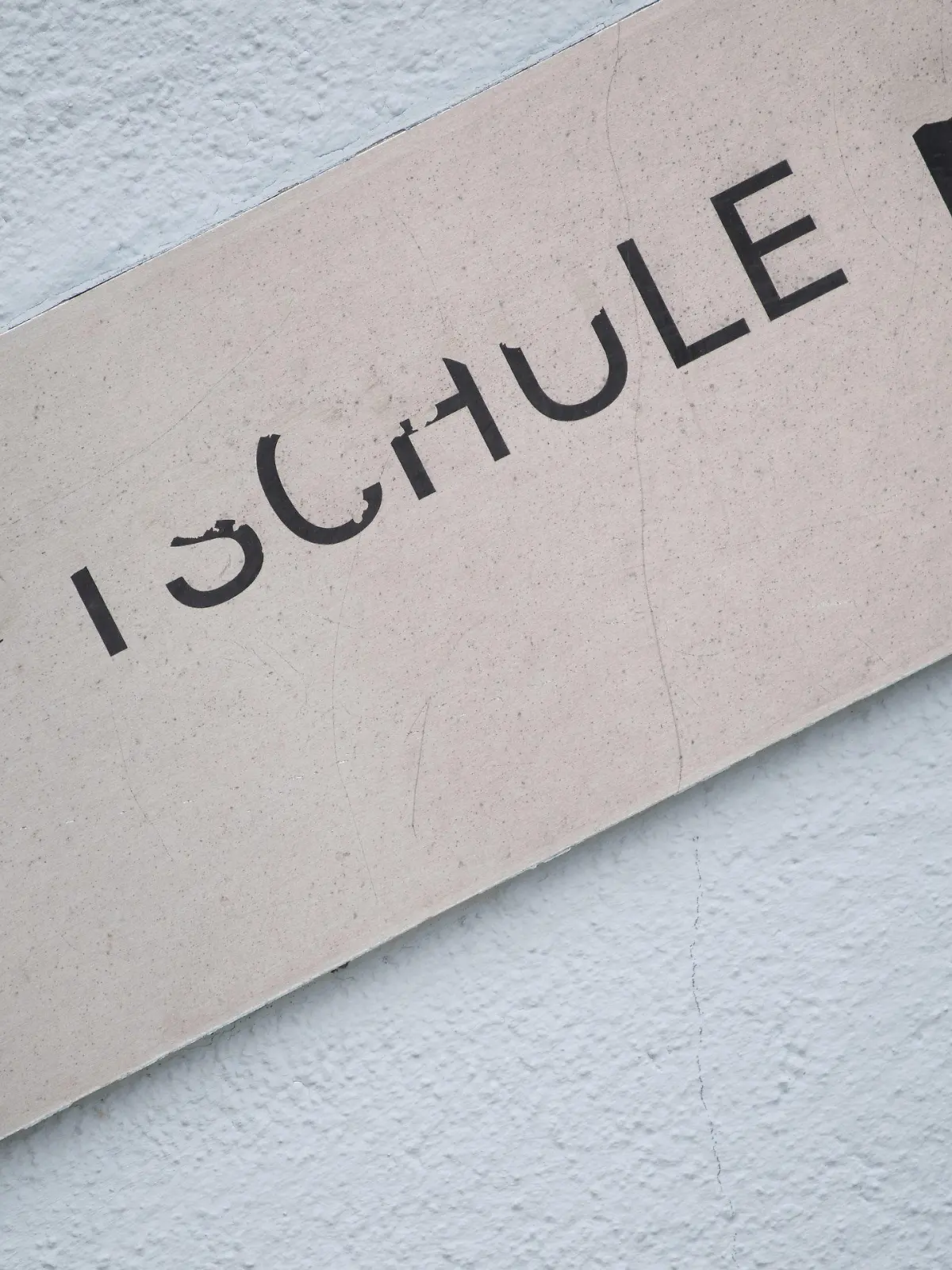 ARCHIV - 16.05.2018, Baden-Württemberg, Plochingen: Ein lädiertes Schild der Grund- und Werkrealschule Plochingen mit der Aufschrift «Hauptschule». Jahr für Jahr beenden in Baden-Württemberg Tausende Jugendliche die Schule, ohne zumindest den Hauptschulabschluss zu bekommen (zu dpa «Tausende Jugendliche in Baden-Württemberg ohne Schulabschluss») Foto: Marijan Murat/dpa +++ dpa-Bildfunk +++