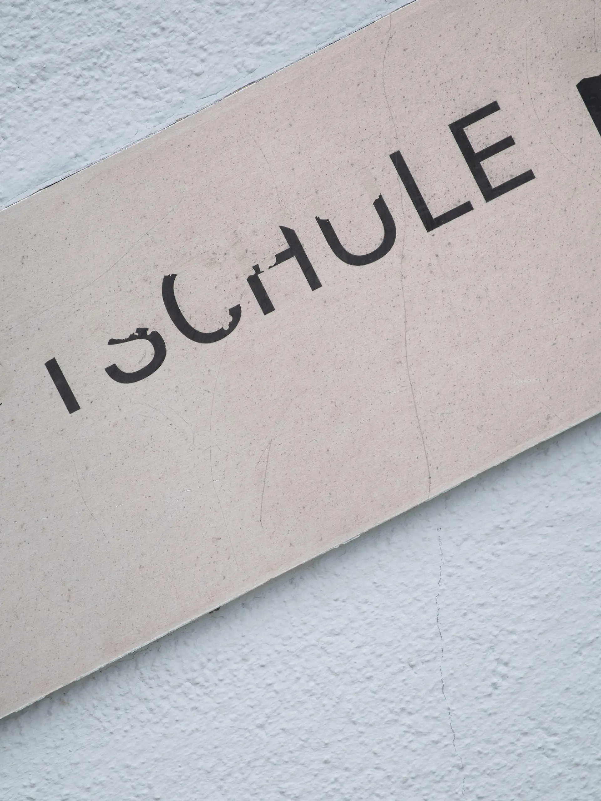 ARCHIV - 16.05.2018, Baden-Württemberg, Plochingen: Ein lädiertes Schild der Grund- und Werkrealschule Plochingen mit der Aufschrift «Hauptschule». Jahr für Jahr beenden in Baden-Württemberg Tausende Jugendliche die Schule, ohne zumindest den Hauptschulabschluss zu bekommen (zu dpa «Tausende Jugendliche in Baden-Württemberg ohne Schulabschluss») Foto: Marijan Murat/dpa +++ dpa-Bildfunk +++