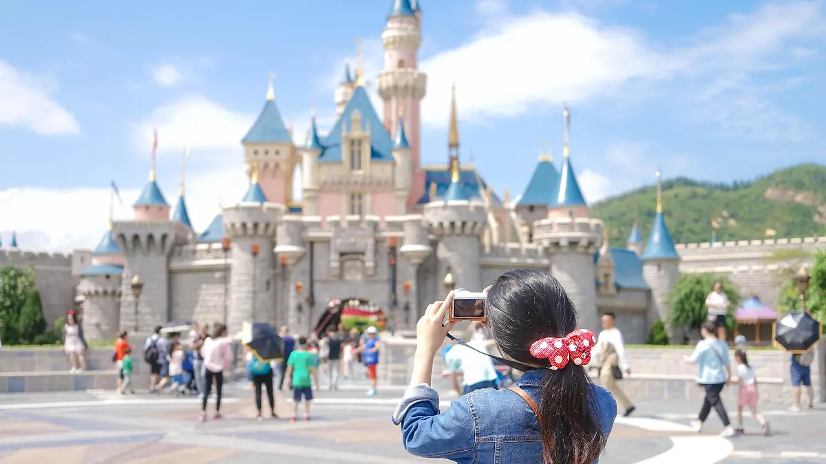 Frau macht Foto im Disneyland
