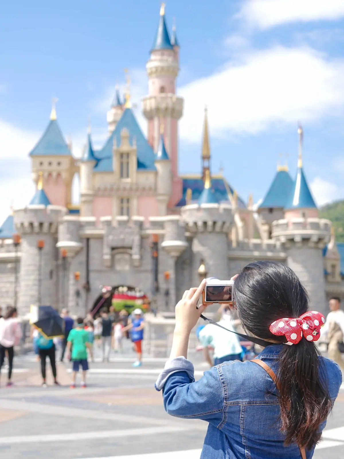 Frau macht Foto im Disneyland