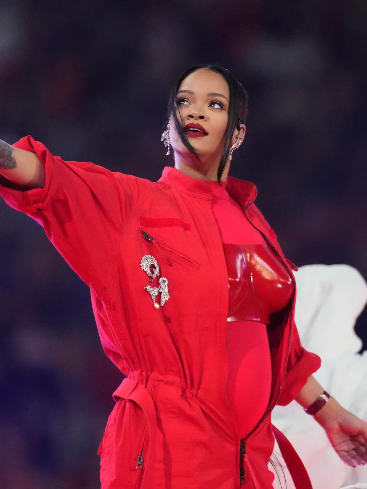 dpatopbilder - 12.02.2023, USA, Glendale: American Football; Profiliga NFL, Philadelphia Eagles - Kansas City Chiefs, Super Bowl im State Farm Stadium: Rihanna tritt während der Halbzeitshow auf. Foto: Ross D. Franklin/AP/dpa +++ dpa-Bildfunk +++