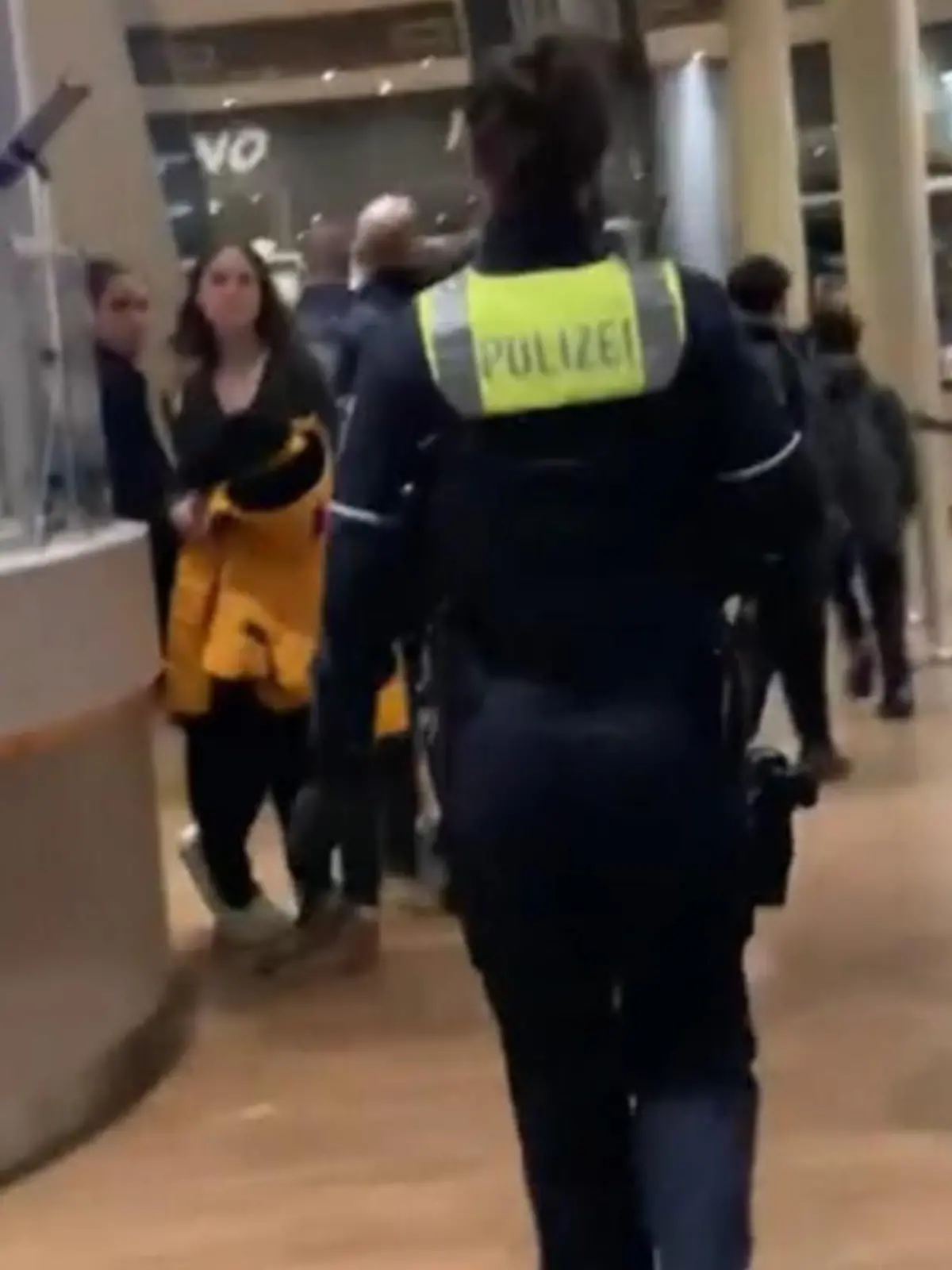 Während Schauspieler Michael B. Jordan im Film „Creed 3“ als Boxer fleißig austeilt, müssen sich in Essen einige Zuschauer animiert gefühlt haben. Laut Polizeiangaben haben einige der 440 Besucher im am Samstagabend Kinosaal randaliert, mit Snacks um sich geworfen und sind über die Sitze geklettert. Die Spur der Verwüstung und den Polizeieinsatz gibt´s im Video zu sehen.