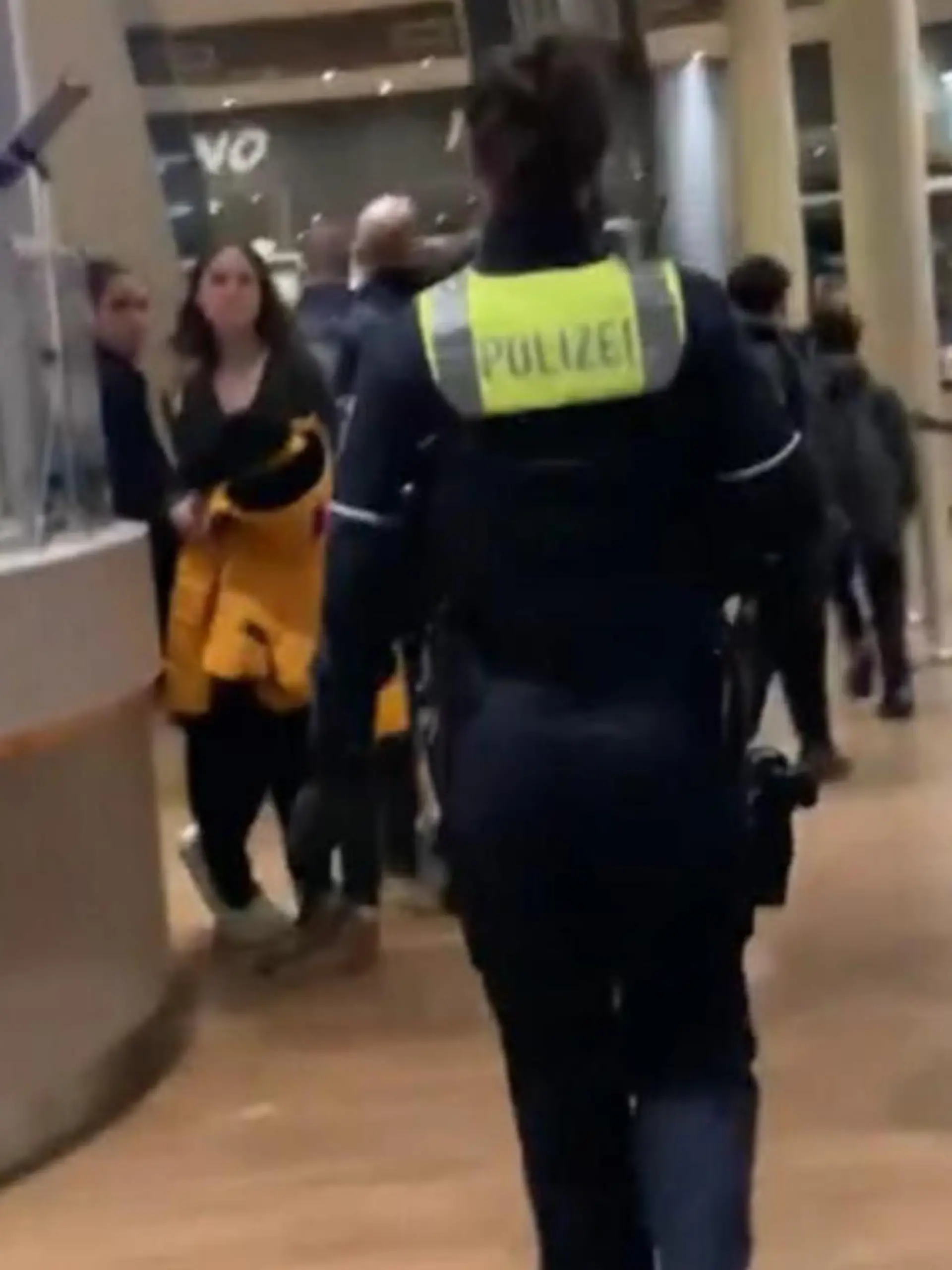 Während Schauspieler Michael B. Jordan im Film „Creed 3“ als Boxer fleißig austeilt, müssen sich in Essen einige Zuschauer animiert gefühlt haben. Laut Polizeiangaben haben einige der 440 Besucher im am Samstagabend Kinosaal randaliert, mit Snacks um sich geworfen und sind über die Sitze geklettert. Die Spur der Verwüstung und den Polizeieinsatz gibt´s im Video zu sehen.