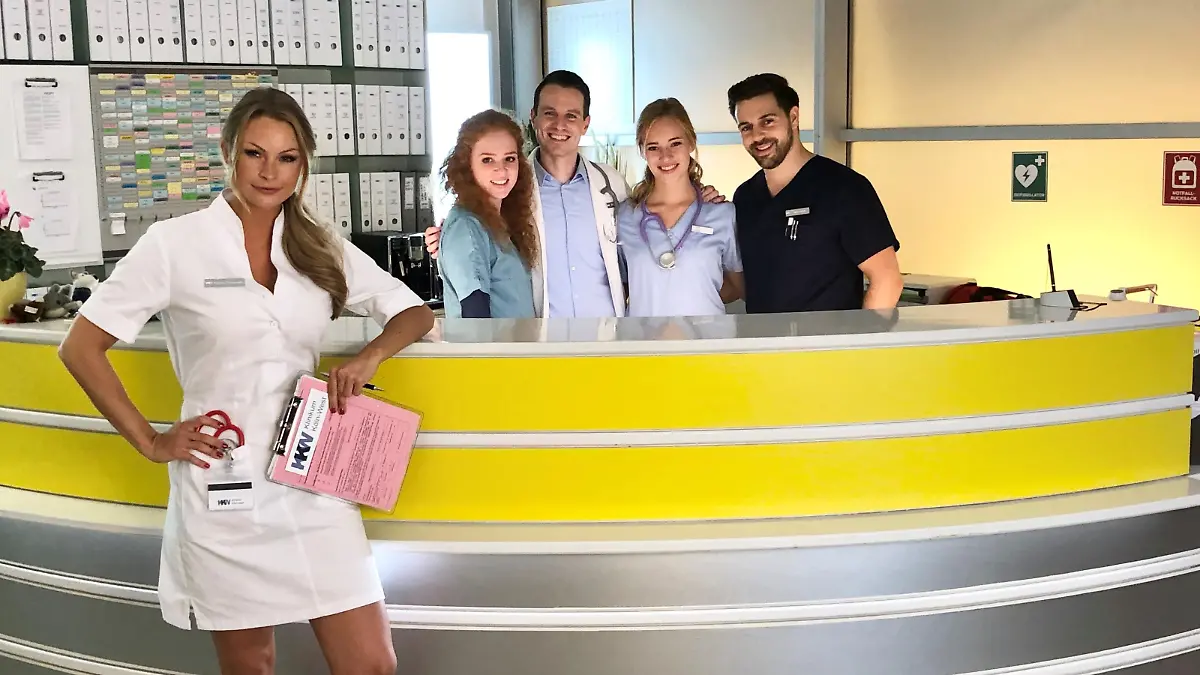 Jana Schölermann, Sarah Hannemann, Marc Dumitru, Valerie Huber und Nassim Avat am Set von "Nachtschwestern".