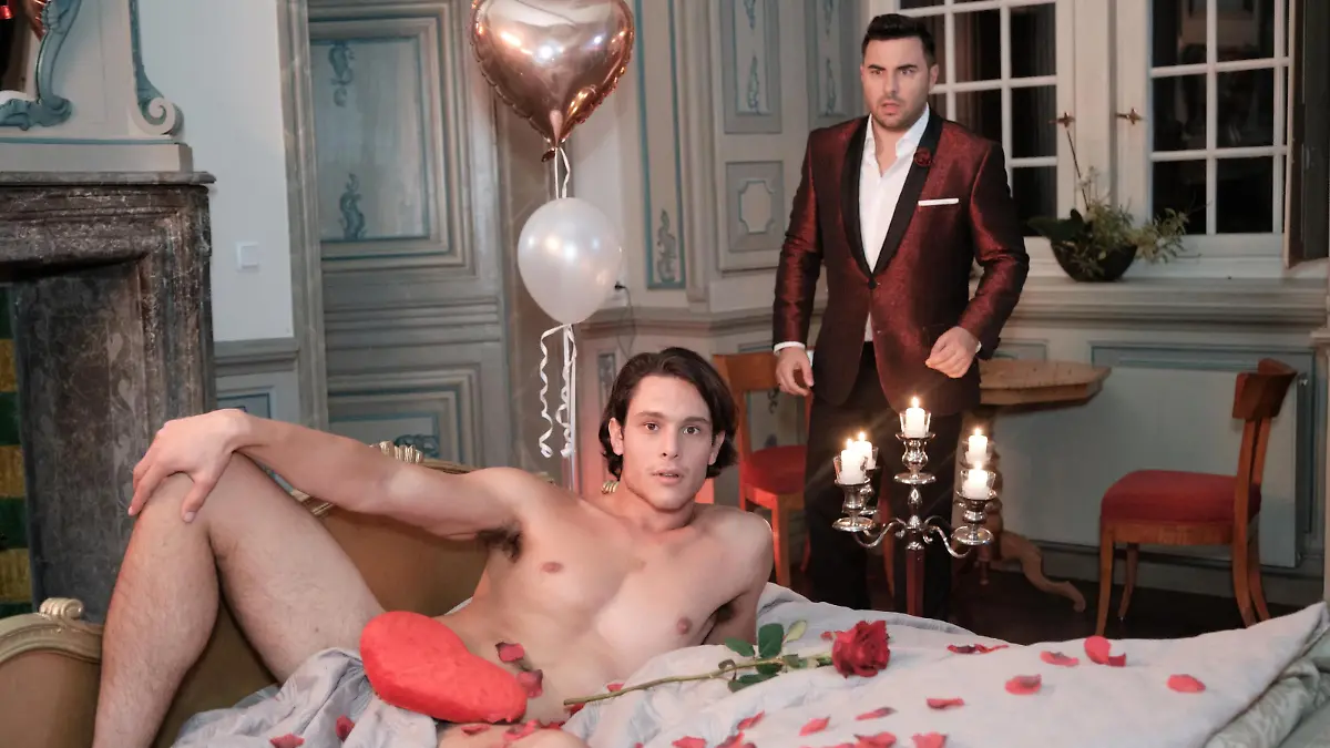 In der romantisch geschmückten Hochzeitssuite liegt ein (fremder) nackter Mann (Jacopo Garfagnoli) auf ihrem Bett - Easy (Lars Steinhöfel, r.) glaubt seinen Augen nicht zu trauen. Und der ungebetene, aber sehr attraktive Gast spricht nur italienisch!
Die Verwendung des sendungsbezogenen Materials ist nur mit dem Hinweis und Verlinkung auf TVNOW gestattet.