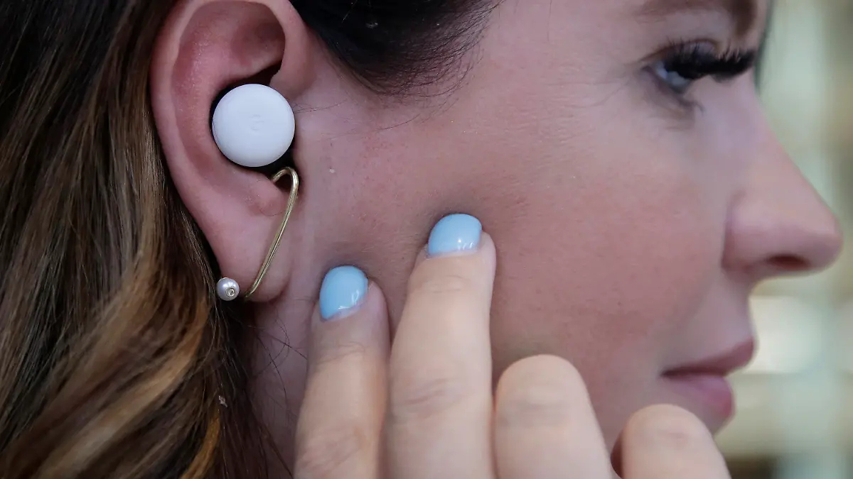 24.09.2019, USA, Mountain View: Isabelle Olsson, Industriedesignerin bei Google, trägt die neuen Ohrhörer. Auf einer Veranstaltung in New York präsentierte Google neuartige drahtlose Ohrhörer («Pixel Buds»), die im kommenden Jahr gegen die Airpods von Apple und ähnliche Produkte von Samsung, Microsoft und Huawei antreten sollen. Foto: Jeff Chiu/AP/dpa +++ dpa-Bildfunk +++