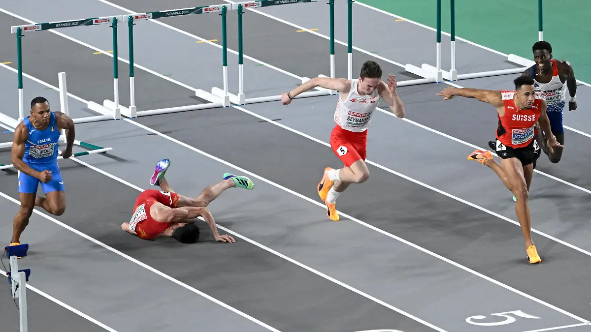 Leichtathletik, Hallen-Europameisterschaften in Istanbul - 60m Hürden, Sturz von Enrique Llopis ISTANBUL 20230305 Spaniens Enrique Llopis gar omkull i herrarnas final i 60 m häck under friidrotts-EM inomhus i Istanbul, Turkiet. ISTANBUL TURKIET skidor x10080x *** ISTANBUL 20230305 Spains Enrique Llopis falls in the mens 60m hurdles final at the European Athletics Indoor Championships in Istanbul, Turkey ISTANBUL TURKEY skiing x10080x, PUBLICATIONxNOTxINxDENxNORxSWExFIN Copyright: xFREDRIKxSANDBERGxx/TTx FRIIDROTTS-EM INOMHUS 2O23