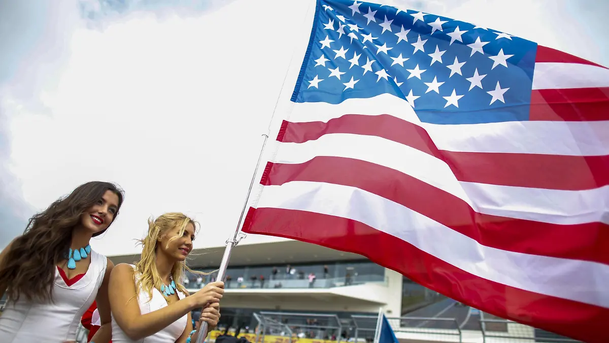 Circuit of the Americas, Austin, Texas, United States of America. Sunday 25 October 2015. Grid Girls with the US flag. World _W2Q4627 PUBLICATIONxINxGERxSUIxAUTxHUNxONLYCircuit of The Americas Austin Texas United States of America Sunday 25 October 2015 Grid Girls with The U.S. Flag World  PUBLICATIONxINxGERxSUIxAUTxHUNxONLY