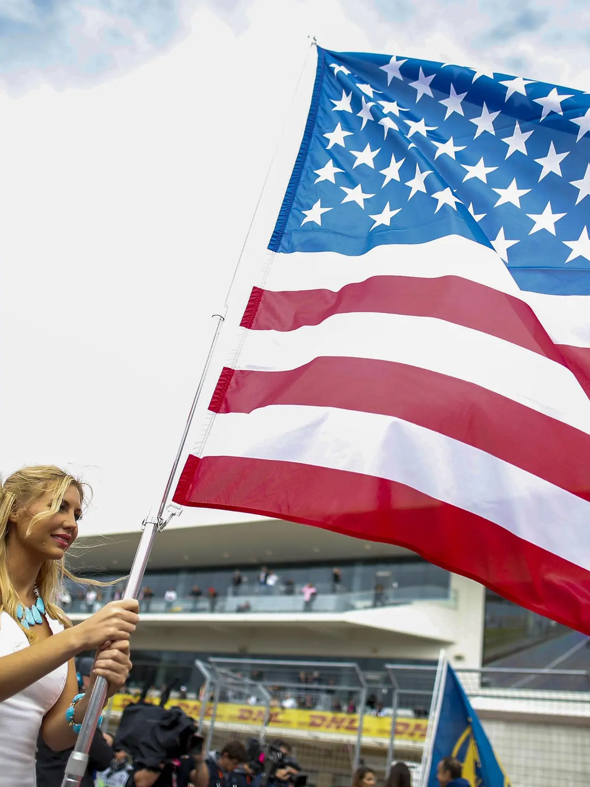 Circuit of the Americas, Austin, Texas, United States of America. Sunday 25 October 2015. Grid Girls with the US flag. World _W2Q4627 PUBLICATIONxINxGERxSUIxAUTxHUNxONLYCircuit of The Americas Austin Texas United States of America Sunday 25 October 2015 Grid Girls with The U.S. Flag World  PUBLICATIONxINxGERxSUIxAUTxHUNxONLY