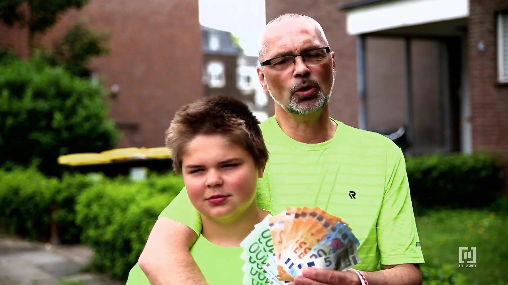 Altenpfleger Uwe und sein Sohn Miguel müssen mit 1045 Euro im Monat klarkommen.