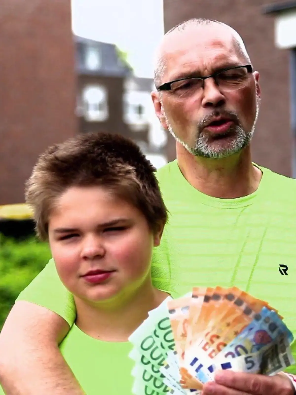 Altenpfleger Uwe und sein Sohn Miguel müssen mit 1045 Euro im Monat klarkommen.